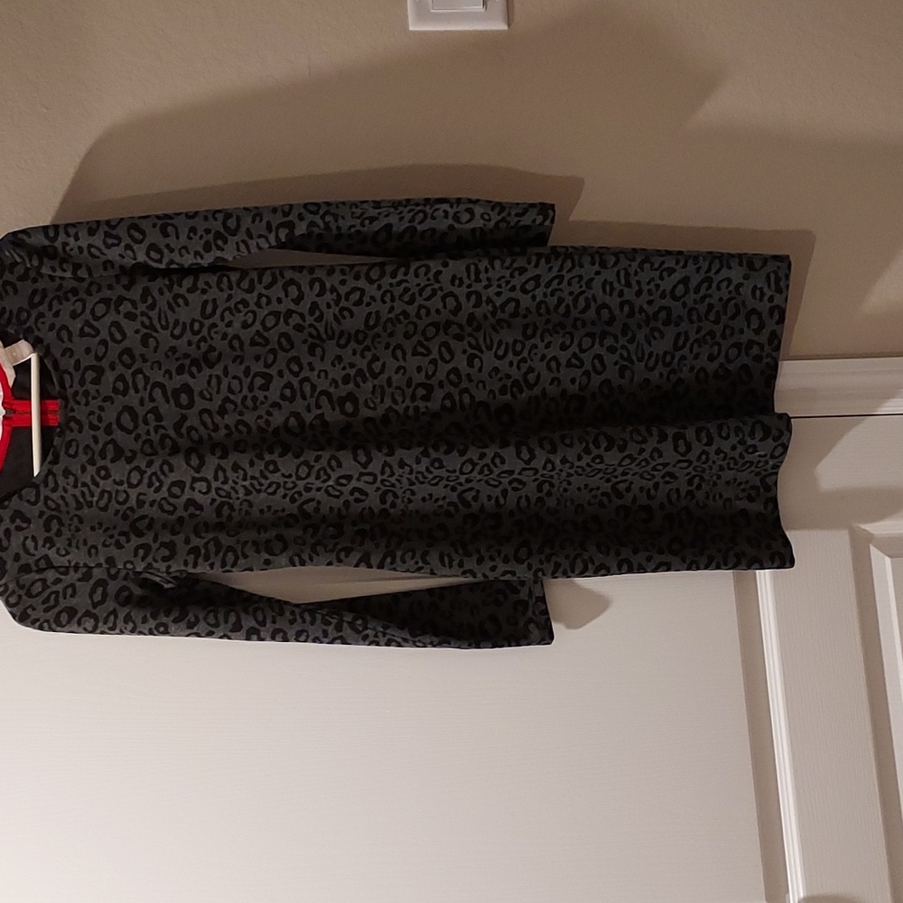 Womens Banana Republic long sleeve gray and black animal print size 4.